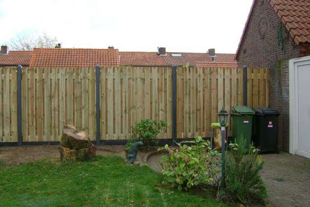 plaatsen van een schutting in best de schutting heeft 21 planken geschroefd. geldrop vught goirle hintham rosmalen
